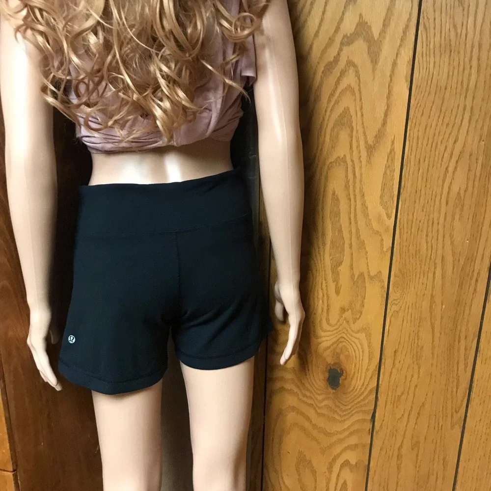 Lululemon Women"s Knock Out Short Black Microstripe Yoga- Size None - Picture 9 of 16